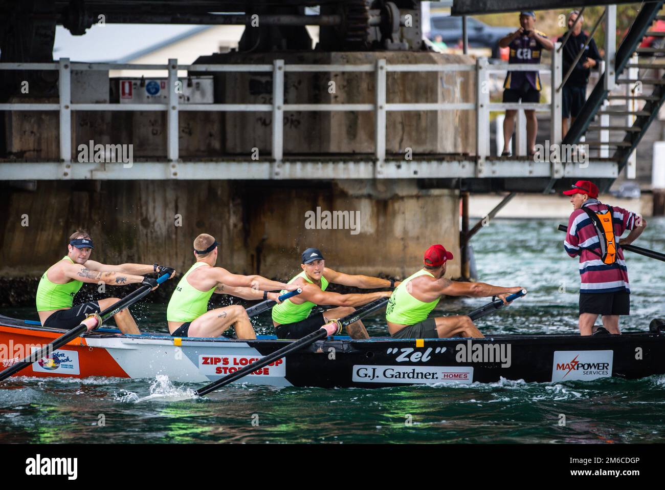 Narooma, nuovo Galles del Sud, Australia. 3rd Jan, 2023. NAROOMA, AUSTRALIA - GENNAIO 3: I concorrenti gareggiano a Wagonga Inlet il giorno 3 del George Bass Surfboat e della Ski Marathon 2023 il 3 Gennaio 2023 a Narooma, Australia. (Credit Image: © Chris Putnam/ZUMA Press Wire) Foto Stock