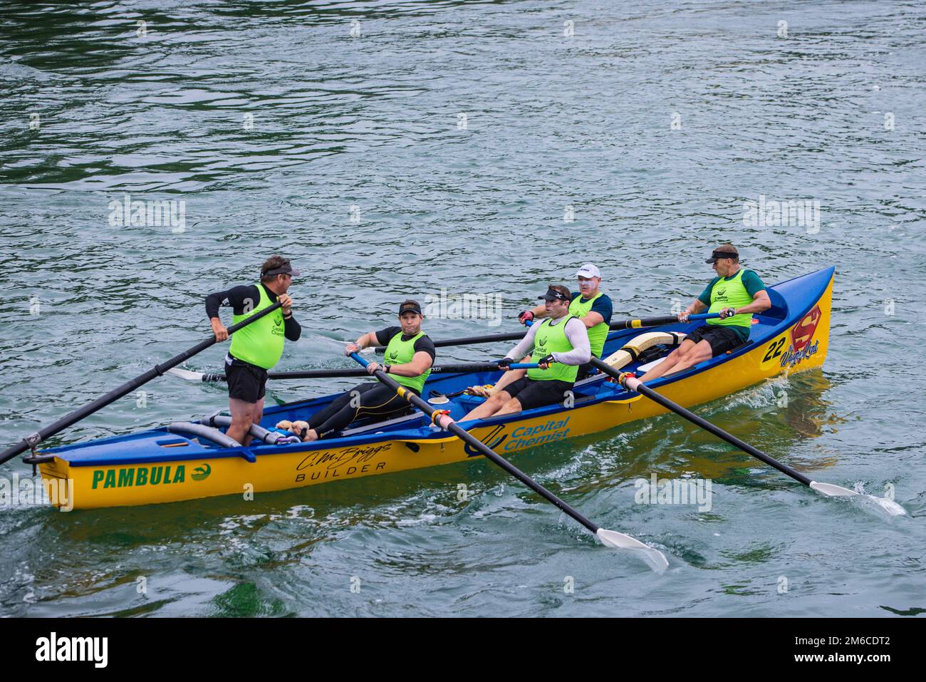 Narooma, nuovo Galles del Sud, Australia. 3rd Jan, 2023. NAROOMA, AUSTRALIA - GENNAIO 3: I concorrenti gareggiano a Wagonga Inlet il giorno 3 del George Bass Surfboat e della Ski Marathon 2023 il 3 Gennaio 2023 a Narooma, Australia. (Credit Image: © Chris Putnam/ZUMA Press Wire) Foto Stock