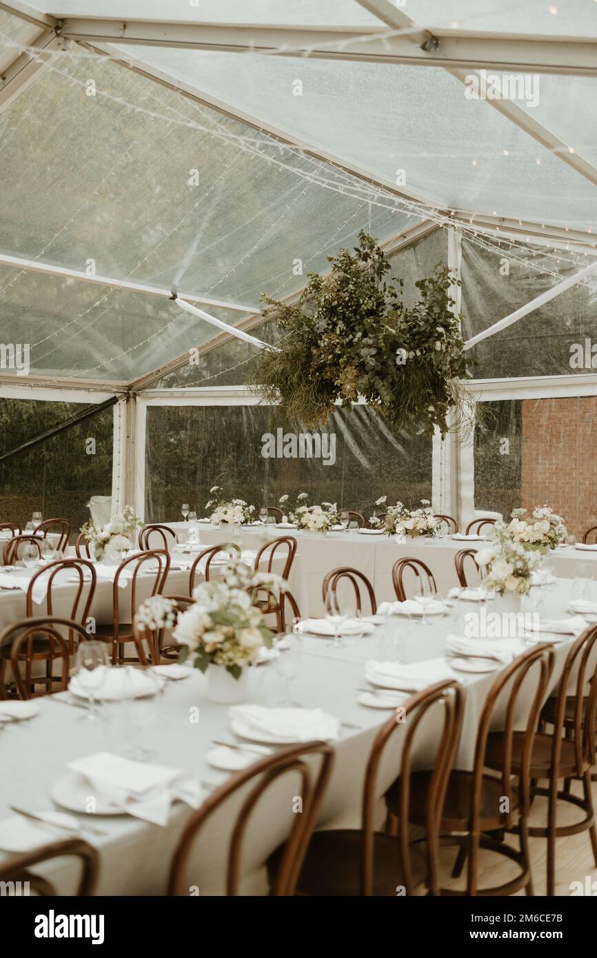 2023 decorazione per matrimoni con lunghi tavoli e verdi nativi australiani Foto Stock