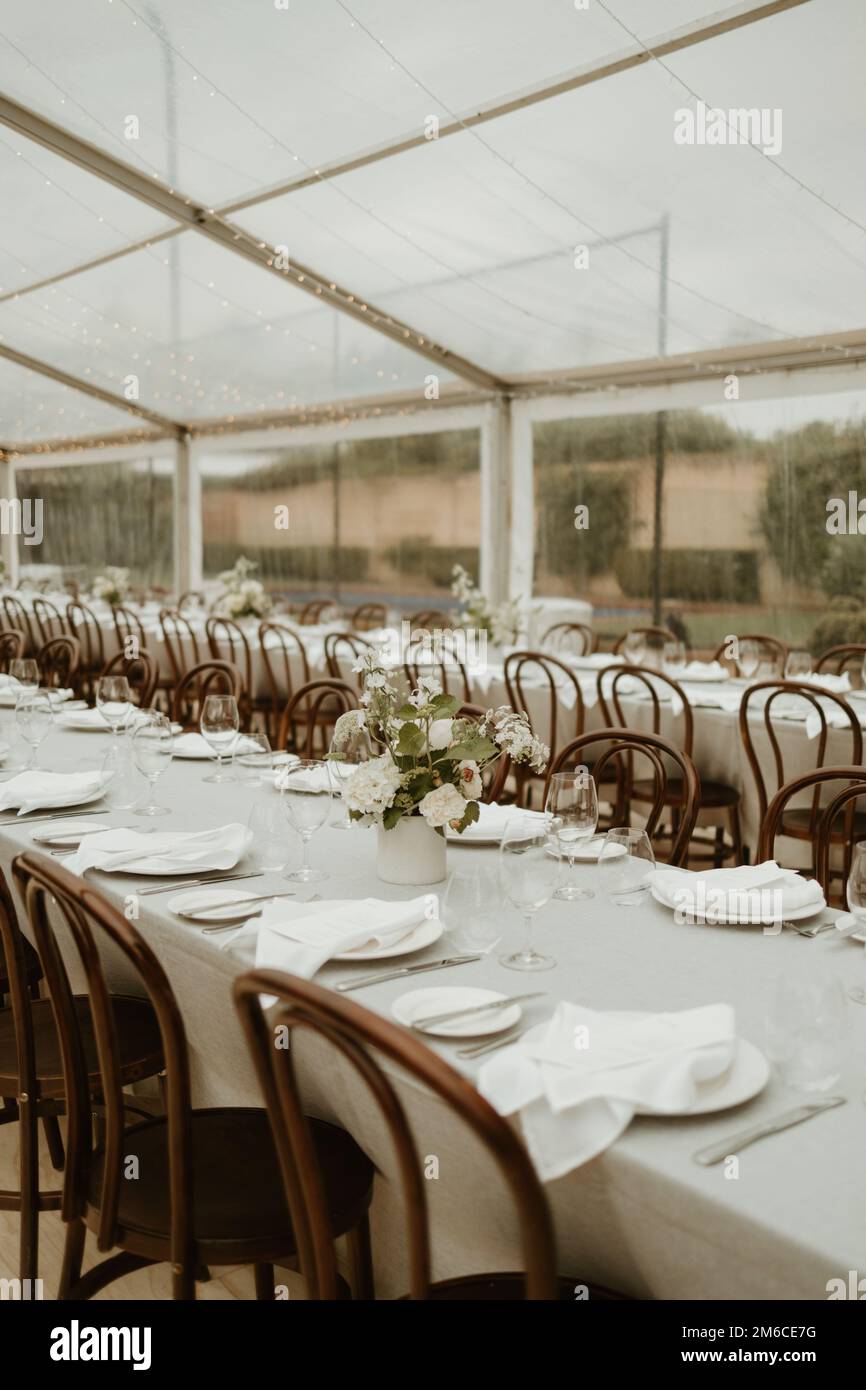 2023 decorazione per matrimoni con lunghi tavoli e verdi nativi australiani Foto Stock