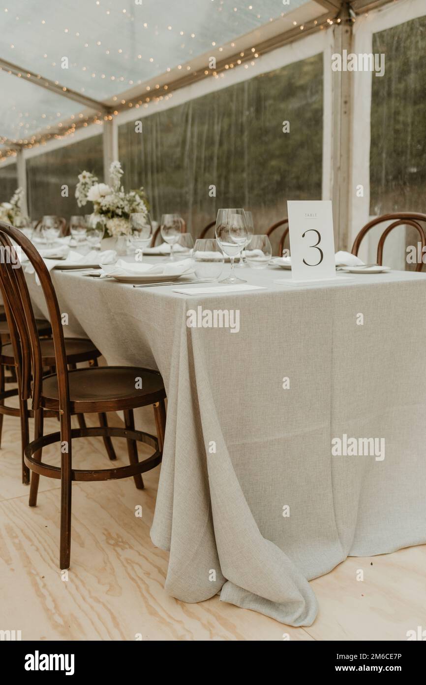 2023 decorazione per matrimoni con lunghi tavoli e verdi nativi australiani Foto Stock
