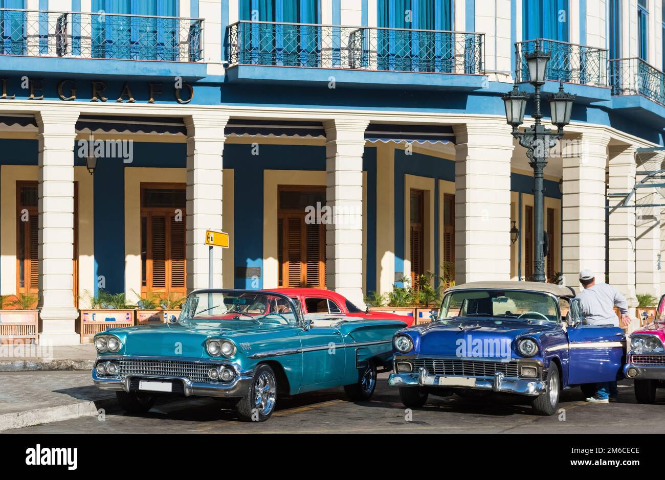 Street life view con parcheggiato allineato americano cabriolet auto classiche a l'Avana City Cuba - Serie Foto Stock