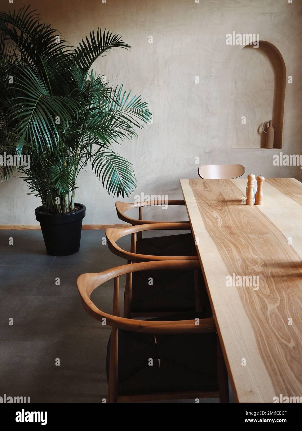 Zona pranzo con mobili in legno Foto Stock