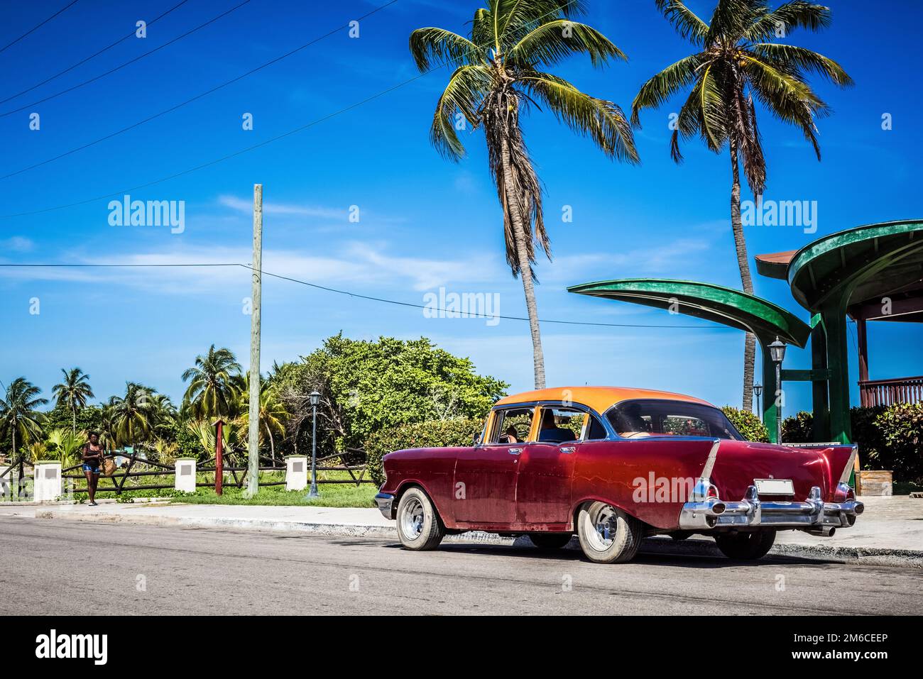 HDR - parcheggiata auto d'epoca rossa americana con un tetto arancione vicino alla spiaggia di Varadero Cuba Foto Stock
