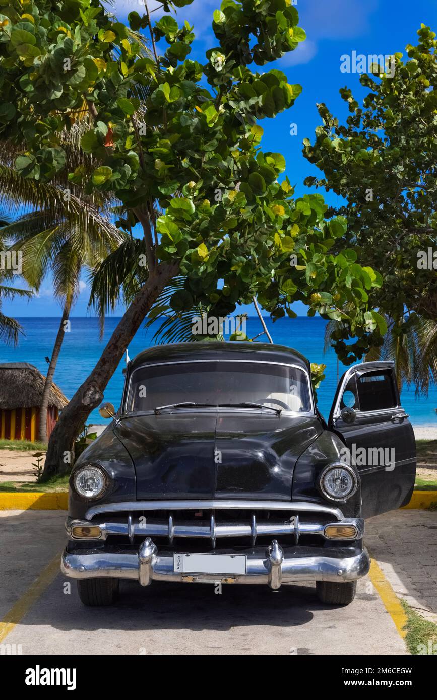 American black auto classica parcheggiata vicino alla spiaggia a Varadero Cuba - Serie Cuba 2016 Report Foto Stock