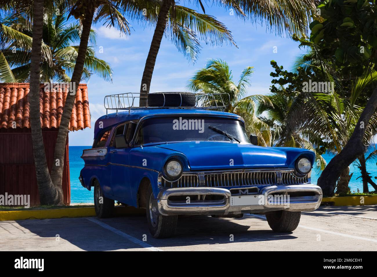 Americano di mercurio blu classico auto parcheggiate sulla spiaggia di Varadero Cuba - Serie Cuba Reportage Foto Stock