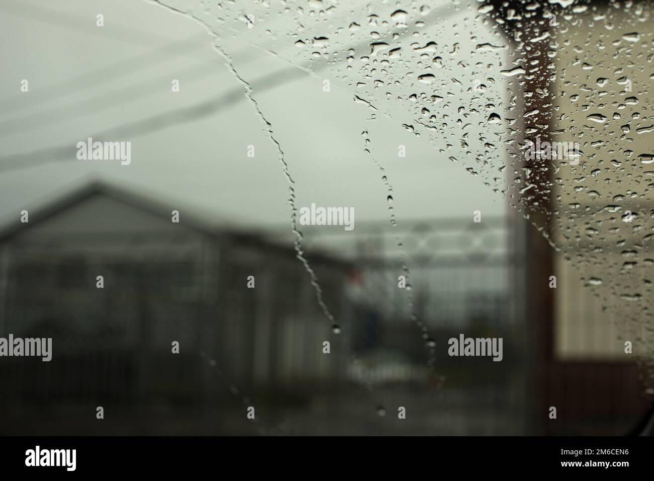 Gocce di pioggia sul vetro. Tempo piovoso fuori dalla finestra. Foto Stock