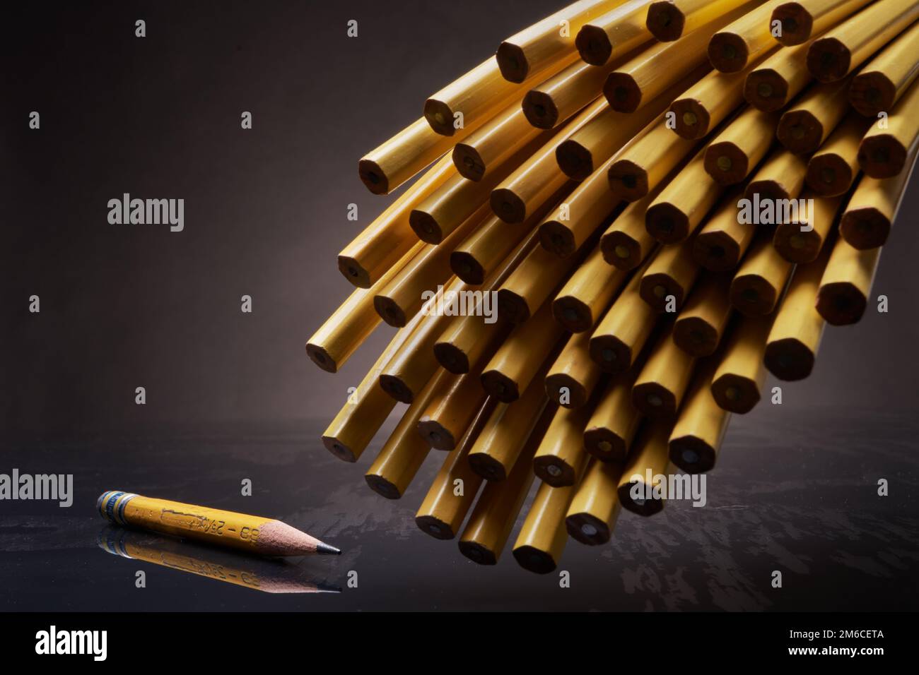 Nuove matite a cascata in concerto con una affilata Foto Stock