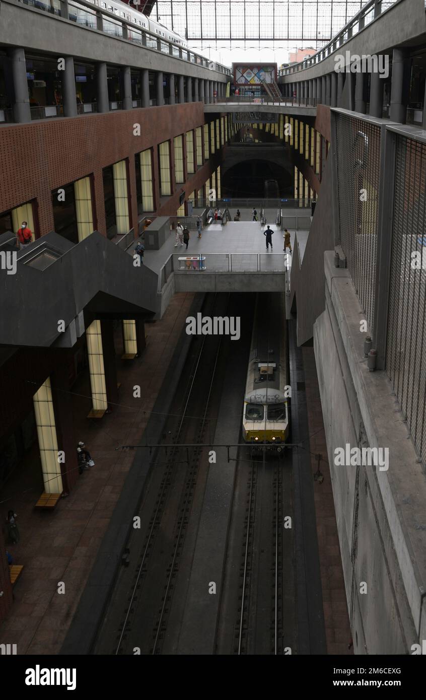 Anversa - Belgio - 20.06.2021. Stazione ferroviaria di Anversa. stazione a più piani. Vista dall'alto Foto Stock