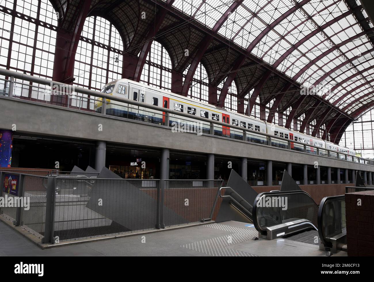 Anversa - Belgio - 20.06.2021. Stazione ferroviaria di Anversa. stazione a più piani Foto Stock