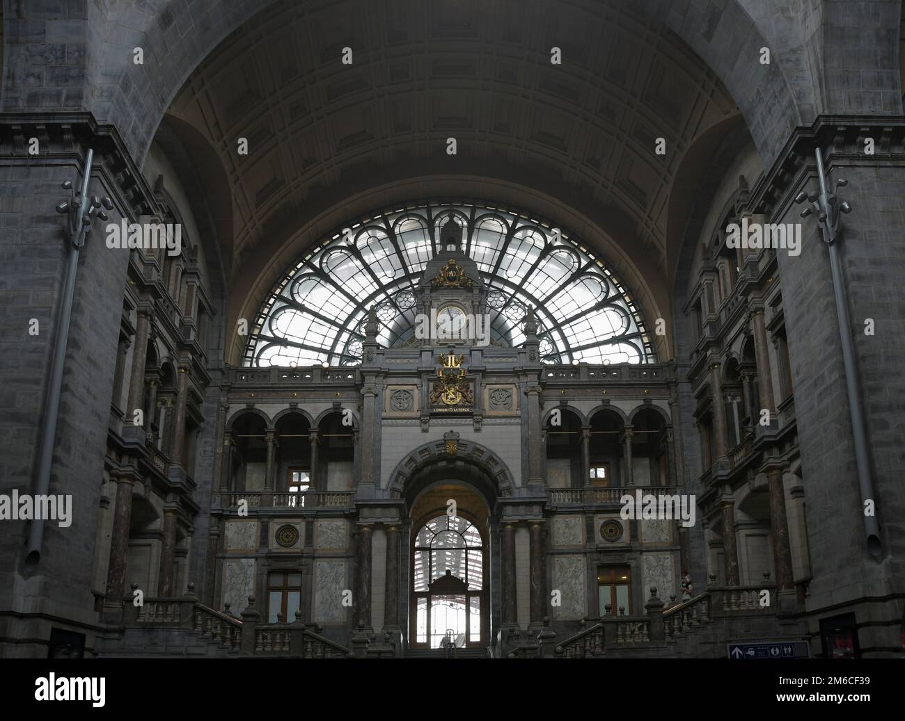 Anversa. Regione fiamminga. Belgio - 20.06.2021. Stazione ferroviaria di Anversa - frammento di un ingresso Foto Stock