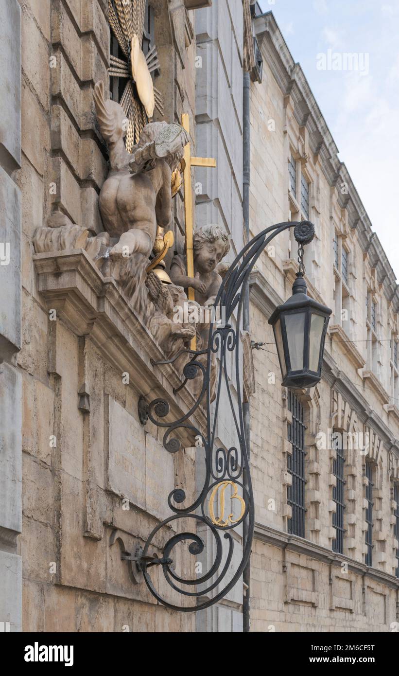 Anversa. Regione fiamminga. Belgio 15-08-2021. Bassorilievo e lanterna di ferro su un vecchio edificio nelle strade di Anversa Foto Stock