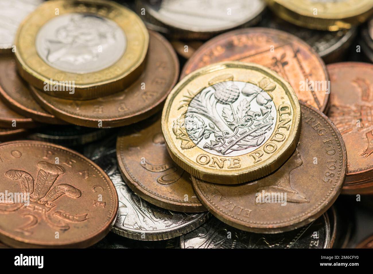 In prossimità della messa a fuoco le foto del nuovo Regno Unito Pound coin, tra le altre monete Britanniche Foto Stock