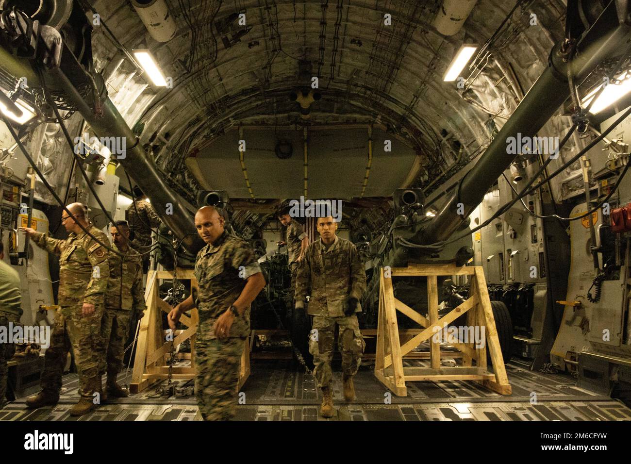 STATI UNITI Marines carica M777 obici trainati da 155 mm nella stiva di un veicolo statunitense Air Force C-17 Globemaster III alla base della riserva aerea di March, California, 22 aprile 2022. Gli obici fanno parte degli sforzi degli Stati Uniti, insieme ad alleati e partner, per identificare e fornire all’Ucraina capacità aggiuntive. Foto Stock