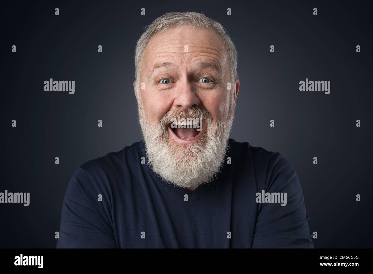 Barba grigia felice vecchio uomo Foto Stock