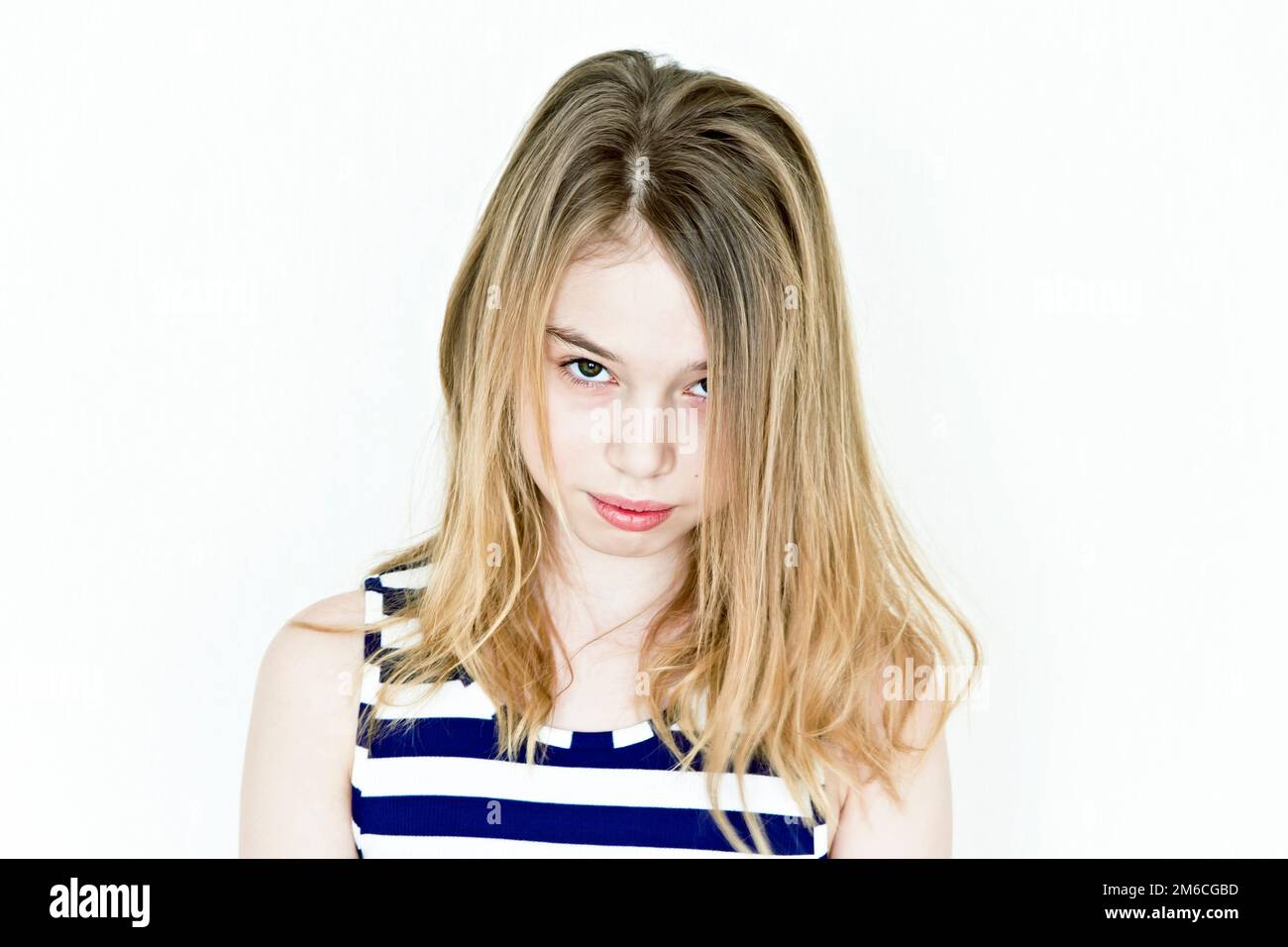 Ragazza con capelli lunghi biondi e grandi occhi in abiti a righe Foto Stock
