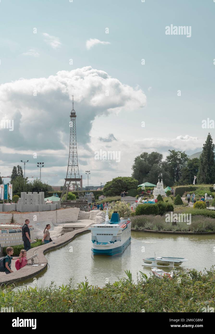 Bruxelles, Regione Bruxelles-capitale, Belgio 20-08-2021. Miniature al parco Mini-Europe.Ship e Torre Eiffel Foto Stock