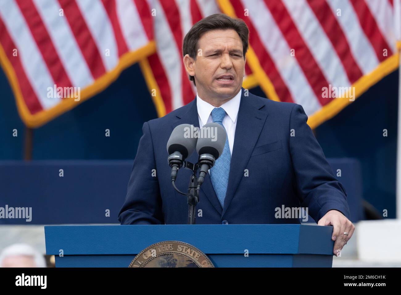 Gov. Ron DeSantis dà un discorso dopo essere stato giurato in per il suo 2nd mandato come Governatore della Florida il 3 gennaio 2023. Foto Stock