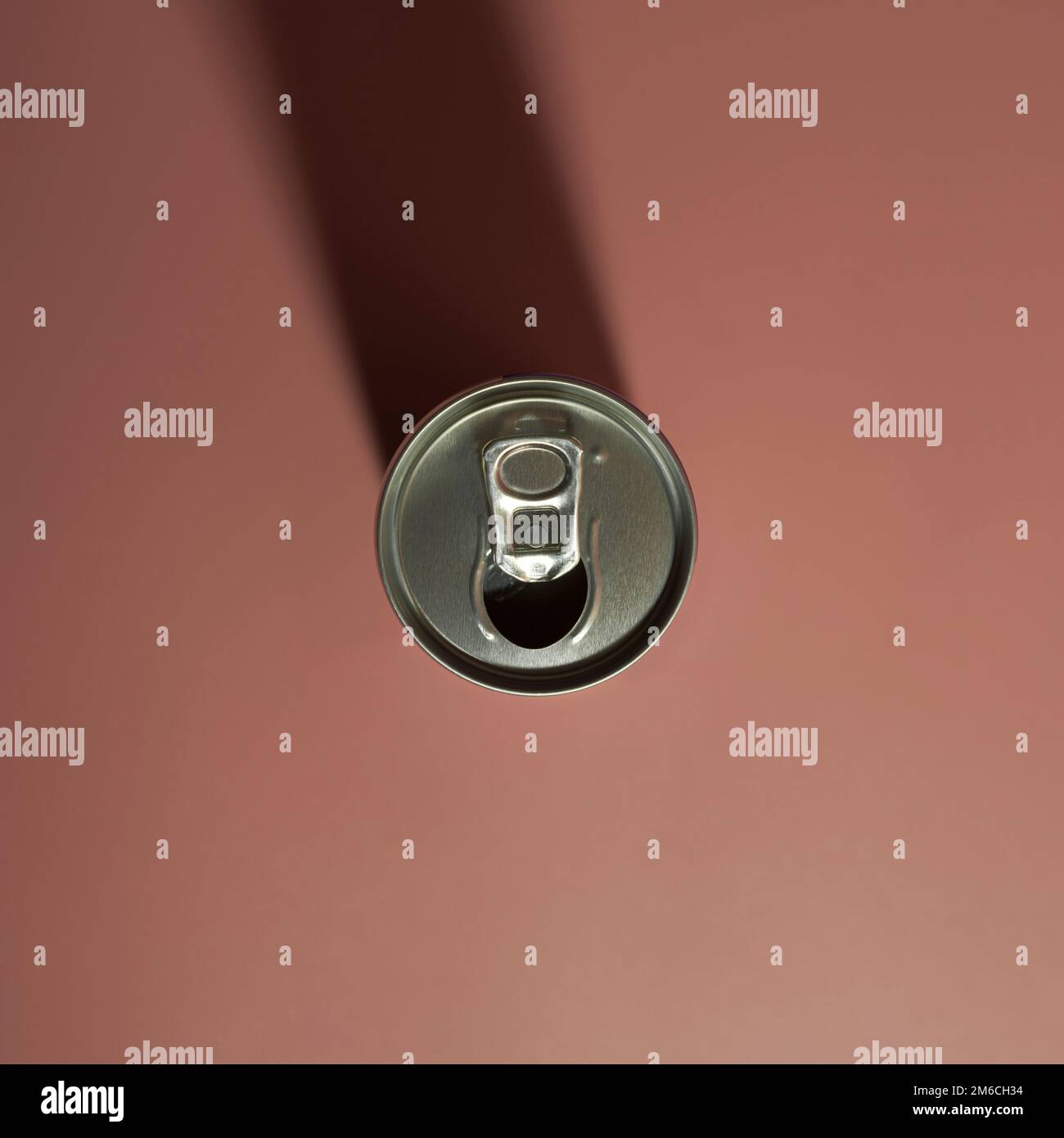 Una lattina aperta di un drink. Su sfondo rosa con un'ombra. Formato quadrato Foto Stock