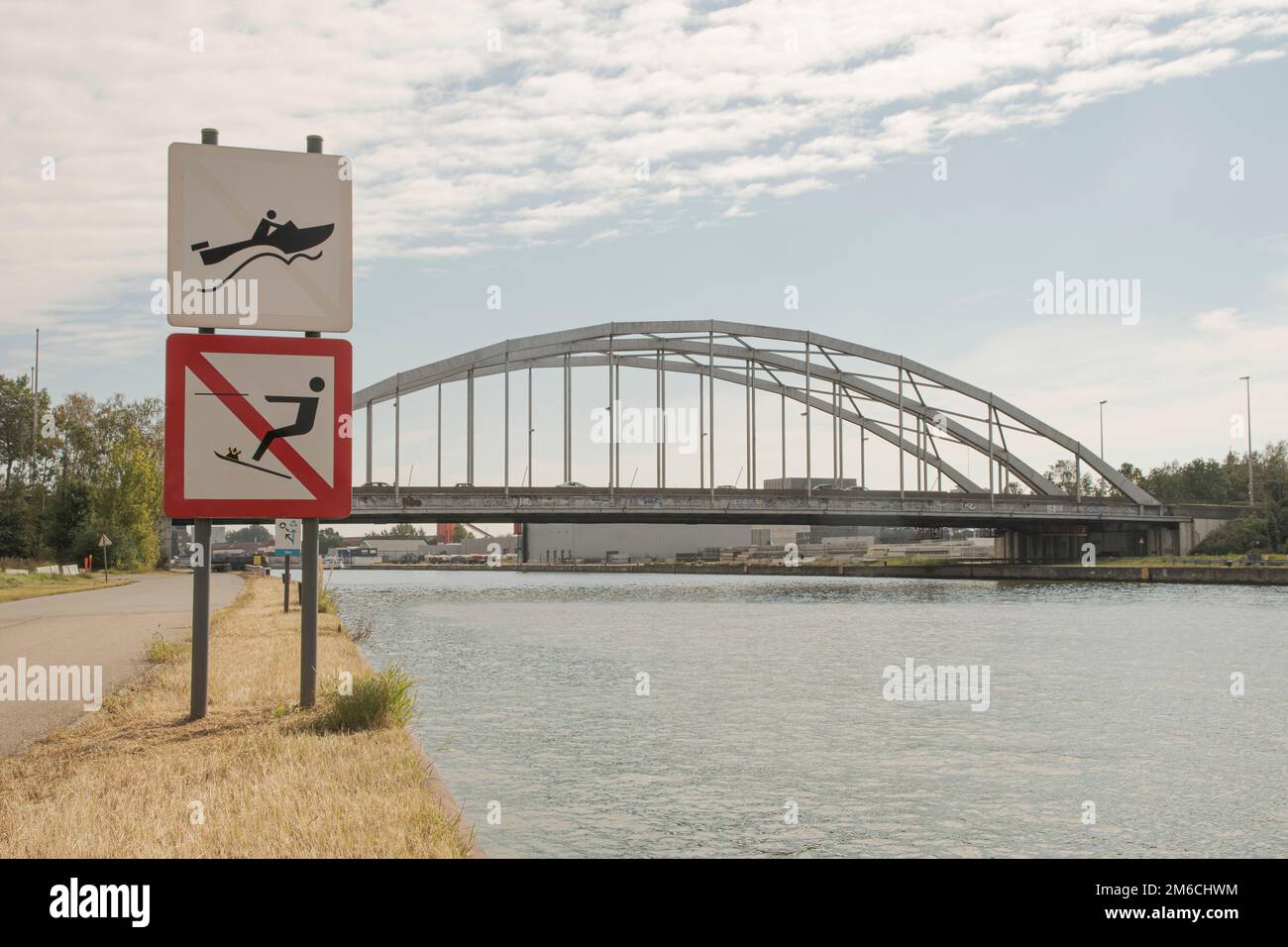 Hasselt. Limburgo - Belgio 09-25-2021. Cartelli segnaletici per barche a motore e sci d'acqua Foto Stock