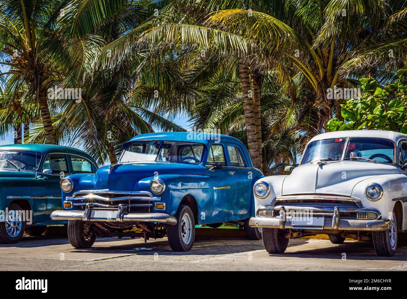 HDR - American auto d'epoca parcheggiate sulla spiaggia a Varadero Cuba - Serie Cuba Reportage Foto Stock
