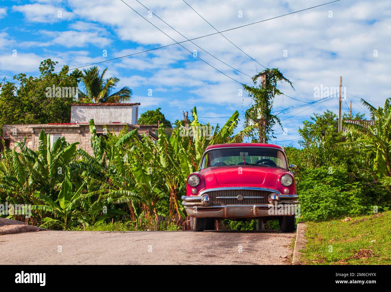 HDR - auto d'epoca rossa americana parcheggiata in campagna da Santa Clara Cuba - seri Foto Stock