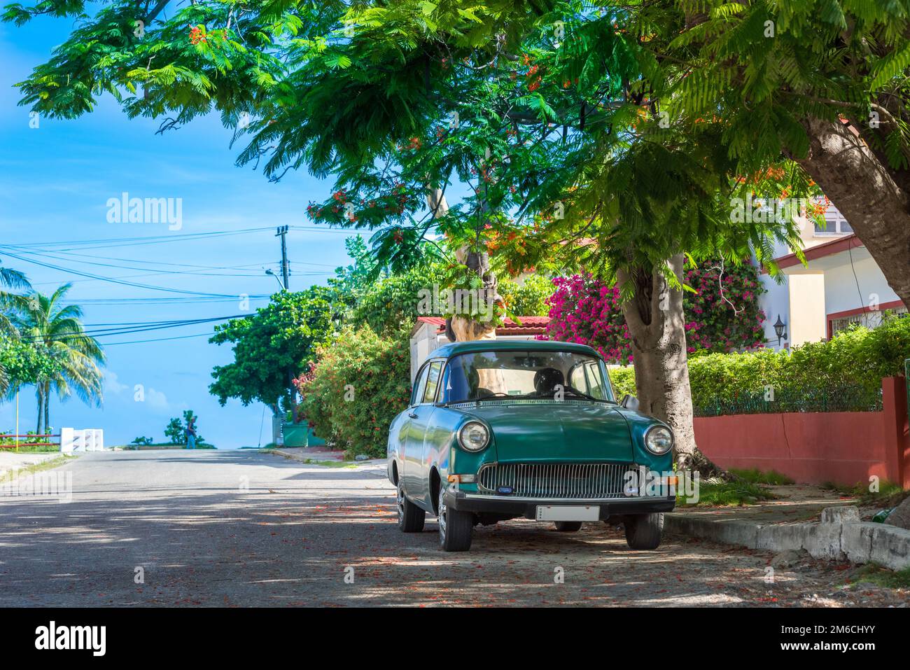 HDR - American verde auto d'epoca parcheggiata nella strada laterale da Varadero Cuba - Serie Cuba Reportag Foto Stock
