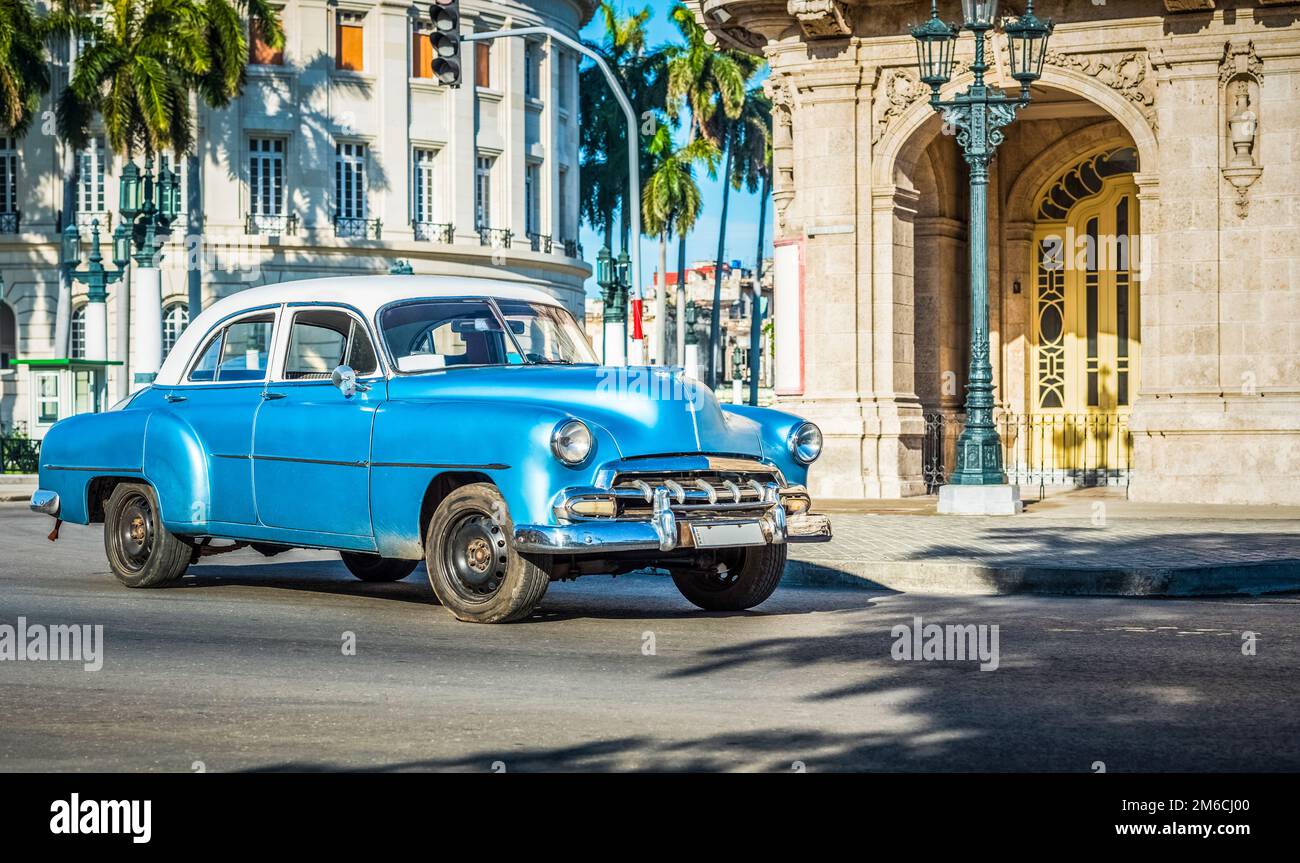 HDR - auto d'epoca blu americana guidata attraverso l'Avana City Cuba - Serie Cuba Reportage Foto Stock