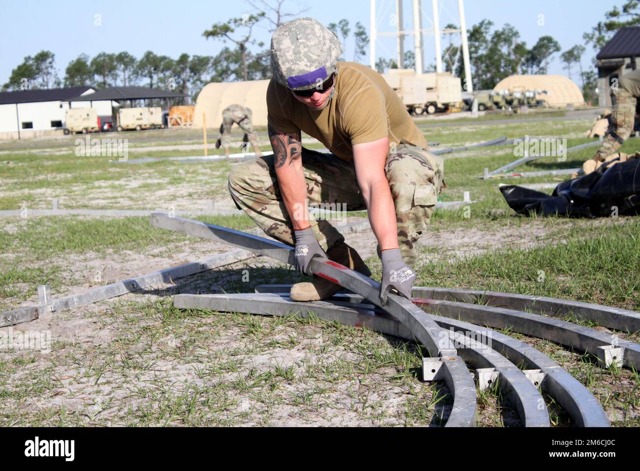 Partecipanti alla sfida di preparazione VIII degli Stati Uniti Lo Squadrone dell'ingegnere civile 45th della forza spaziale, Patrick Space Force base, Florida, affronta il piccolo sistema di ricovero costruito l'ultima mattina del concorso 22 aprile 2022, presso il sito di esercizio della bandiera argento, Tyndall Air Force base, Florida. L'evento del Dipartimento dell'Aeronautica militare CE è ospitato dal Centro dell'Ingegnere civile dell'Aeronautica militare. Dopo oltre 20 anni di pausa, la sfida, un evento di prim'ordine per gli ingegneri civili DAF, è tornata. La Readiness Challenge di quest'anno è l'evento iniziale delle capacità operative prima che la sfida raggiunga la piena capacità operativa Foto Stock