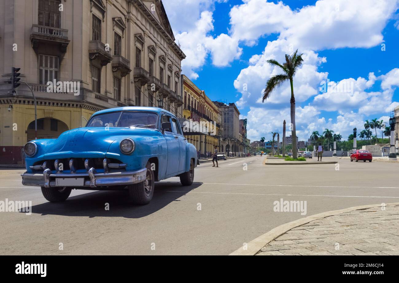 L'auto d'epoca blu americana ha fatto un viaggio per strada a l'avana City Cuba - Serie Cuba Reportage Foto Stock