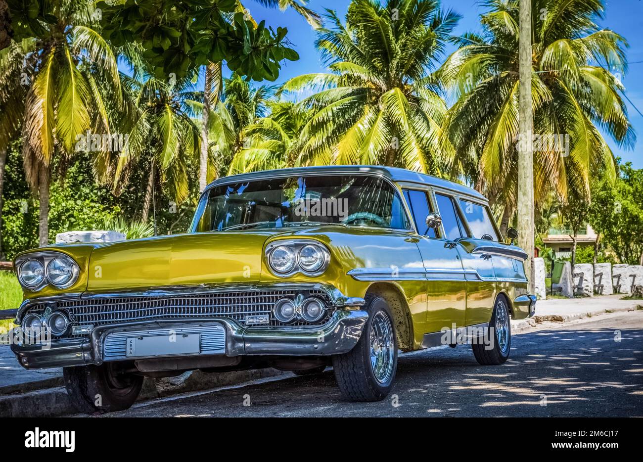 HDR - American Golden classic car vicino alla spiaggia di Varadero Cuba - rapporto di Serie Cuba Foto Stock