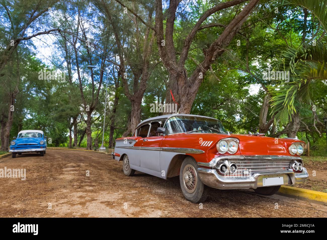 Auto d'epoca rossa americana parcheggiata a Santa Clara Cuba - Serie Cuba Reportage Foto Stock