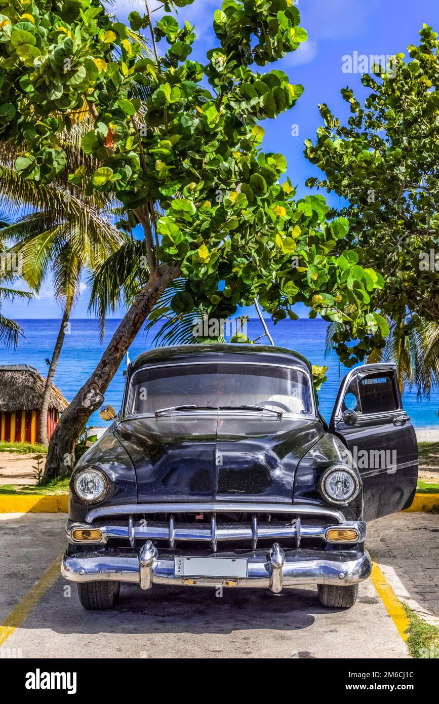 HDR - American black vintage auto parcheggiata sulla spiaggia di Varadero Cuba - Serie Cuba Reportage Foto Stock