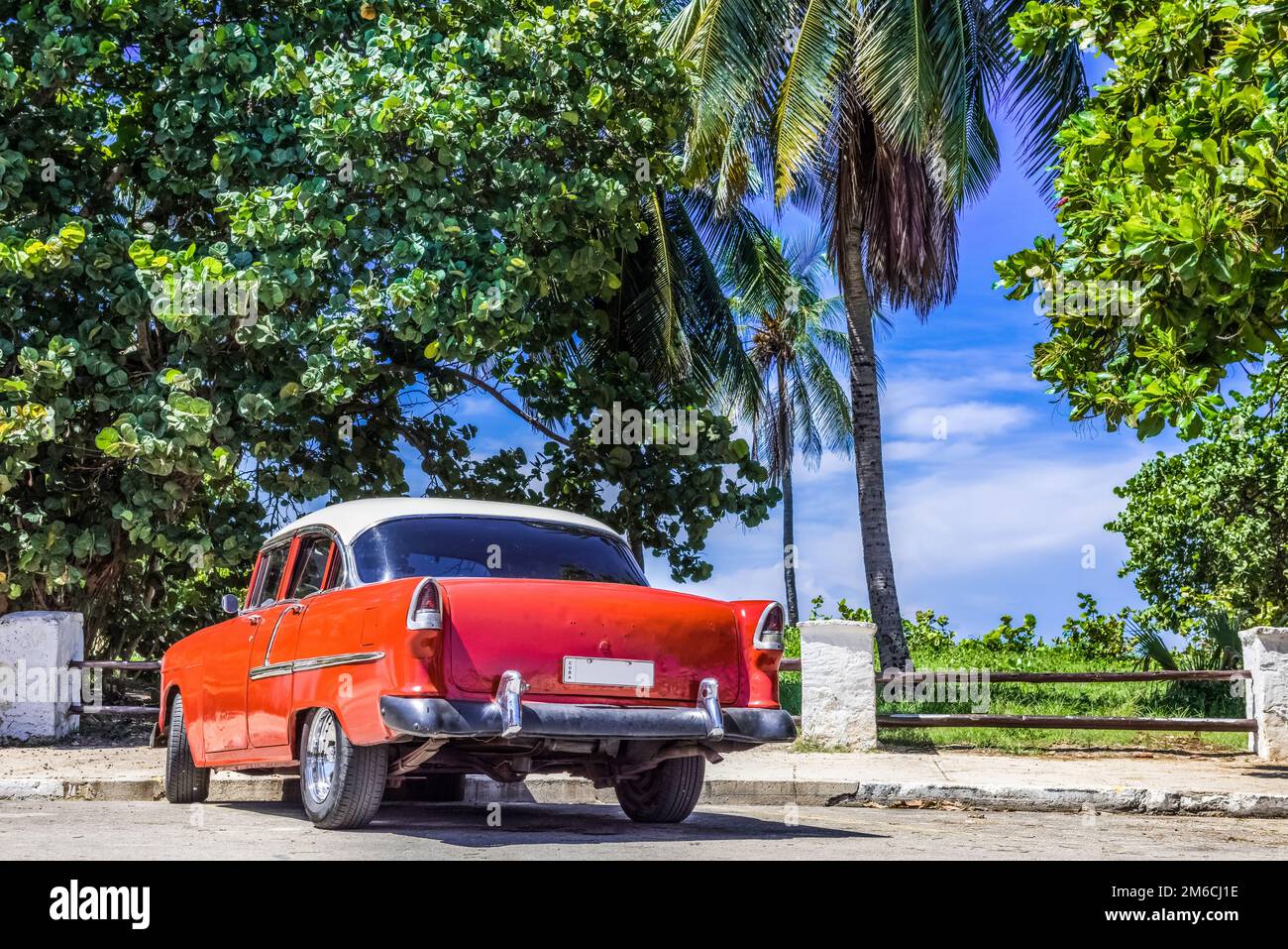 HDR - auto d'epoca rossa americana con tetto bianco parcheggiato sulla spiaggia di Varadero Cuba - Serie Cuba Rep Foto Stock