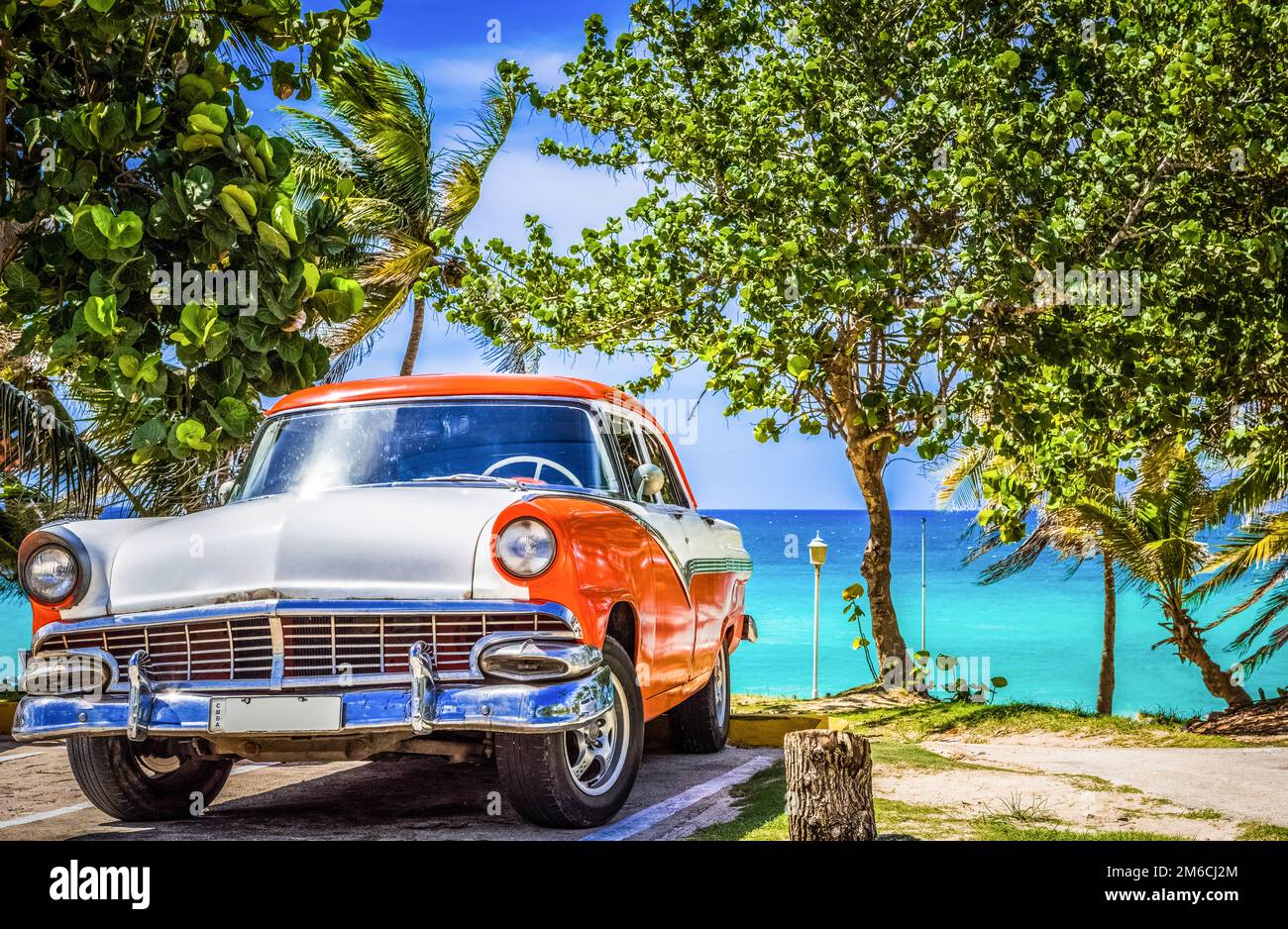 HDR - American arancio bianco vintage auto parcheggiata sulla spiaggia a Varadero Cuba - Serie Cuba Reportage Foto Stock