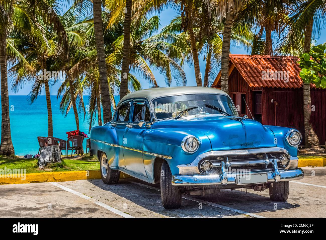 HDR - American blue vintage auto parcheggiata sulla spiaggia a Varadero Cuba - Serie Cuba Reportage Foto Stock