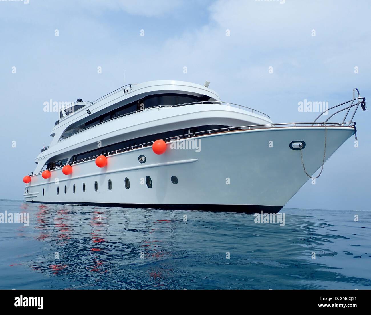 bellissimo yacht bianco a due piani ormeggiato per immersioni in mare Foto Stock