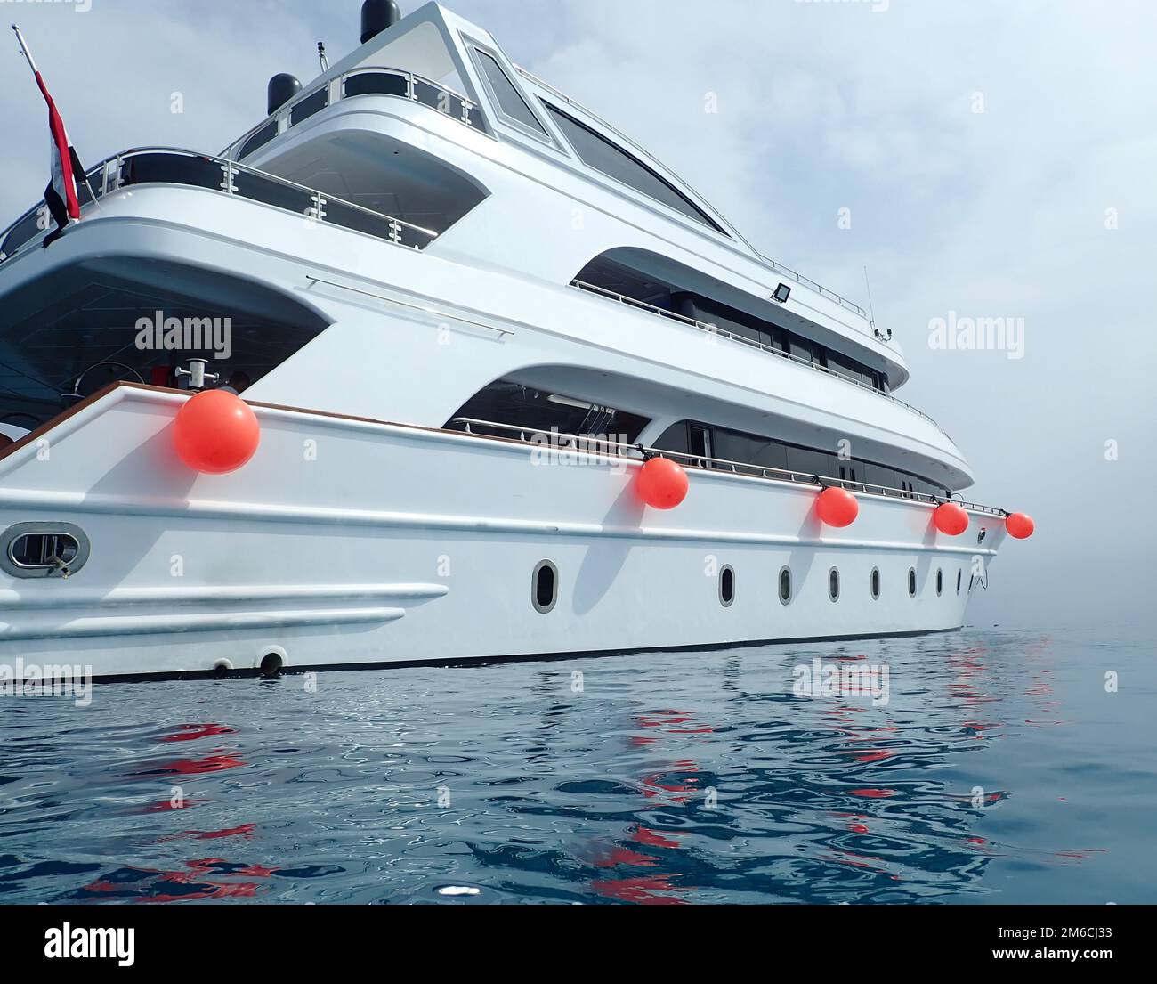 bellissimo yacht bianco ormeggiato per immersioni in mare Foto Stock