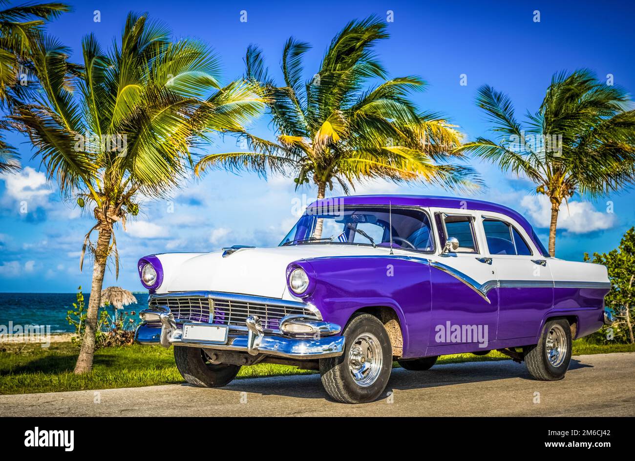 HDR - American Blue auto classica parcheggiata sul Malecon vicino alla spiaggia a l'Avana Cuba - Serie Cuba Rep Foto Stock