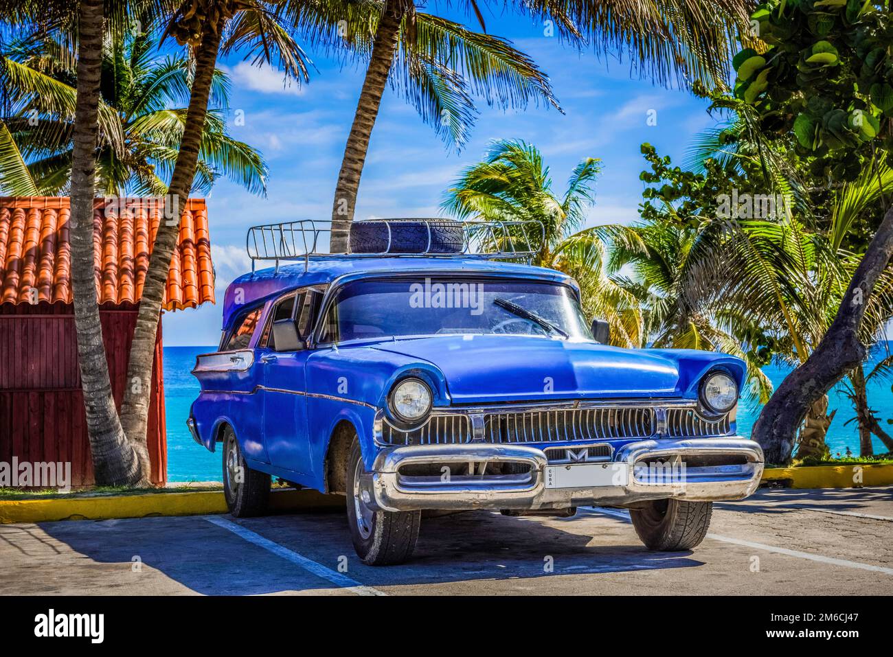 HDR - American blue classic car parcheggiata sulla spiaggia a Varadero Cuba - Serie Cuba Reportage Foto Stock