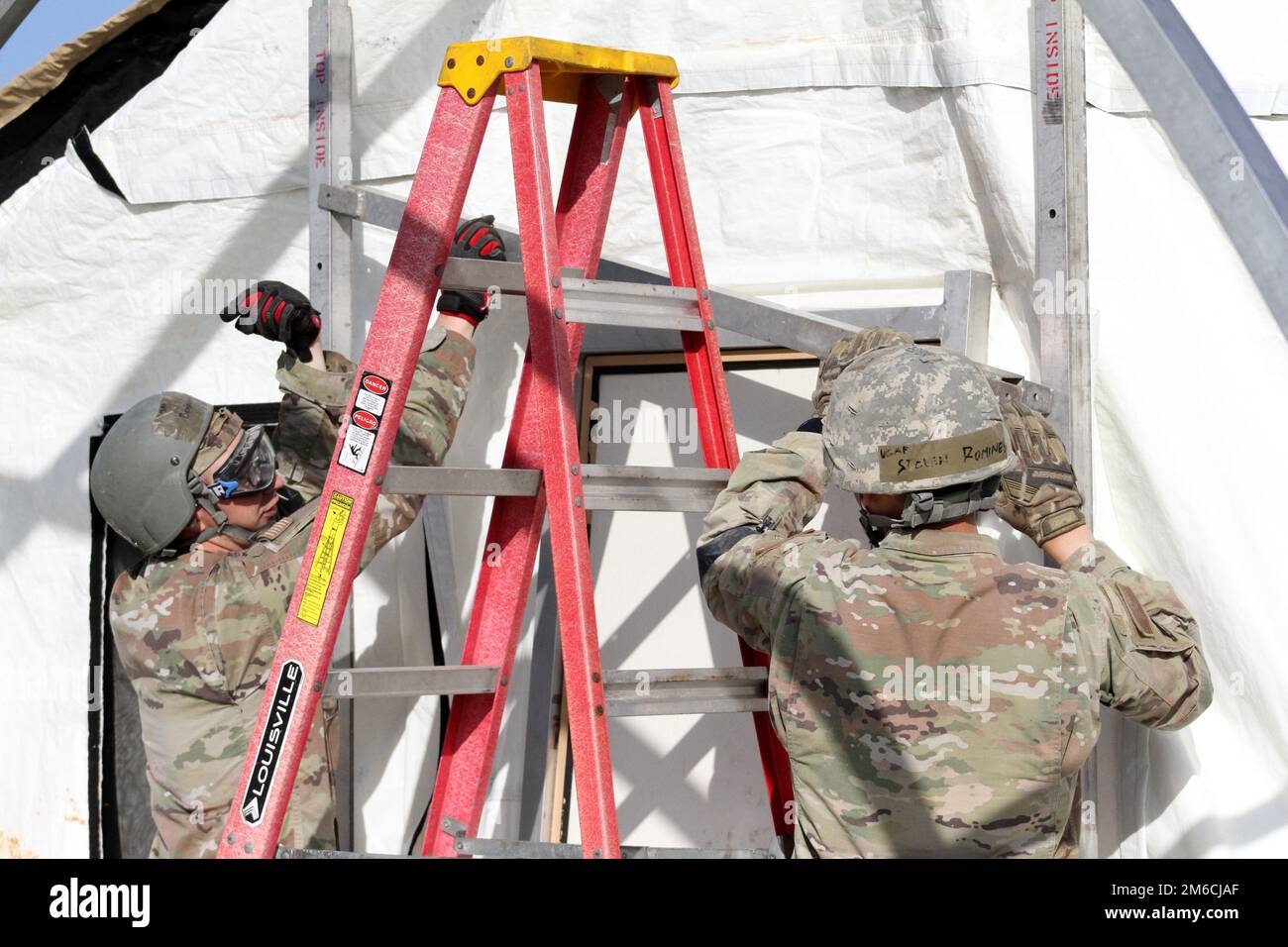 Readiness Challenge VIII i partecipanti della 60th Civil Engineer Squadron di Air Mobility Command, Travis Air Force base, California, affrontano il piccolo sistema di shelter costruito nella mattinata finale del concorso il 22 aprile 2022, presso il sito per l'esercizio della bandiera d'argento, Tyndall Air Force base, Florida. L'evento del Dipartimento dell'Aeronautica militare CE è ospitato dal Centro dell'Ingegnere civile dell'Aeronautica militare. Dopo oltre 20 anni di pausa, la sfida, un evento di prim'ordine per gli ingegneri civili DAF, è tornata. La Readiness Challenge di quest'anno è l'evento iniziale delle capacità operative prima che la sfida raggiunga il livello operativo completo Foto Stock