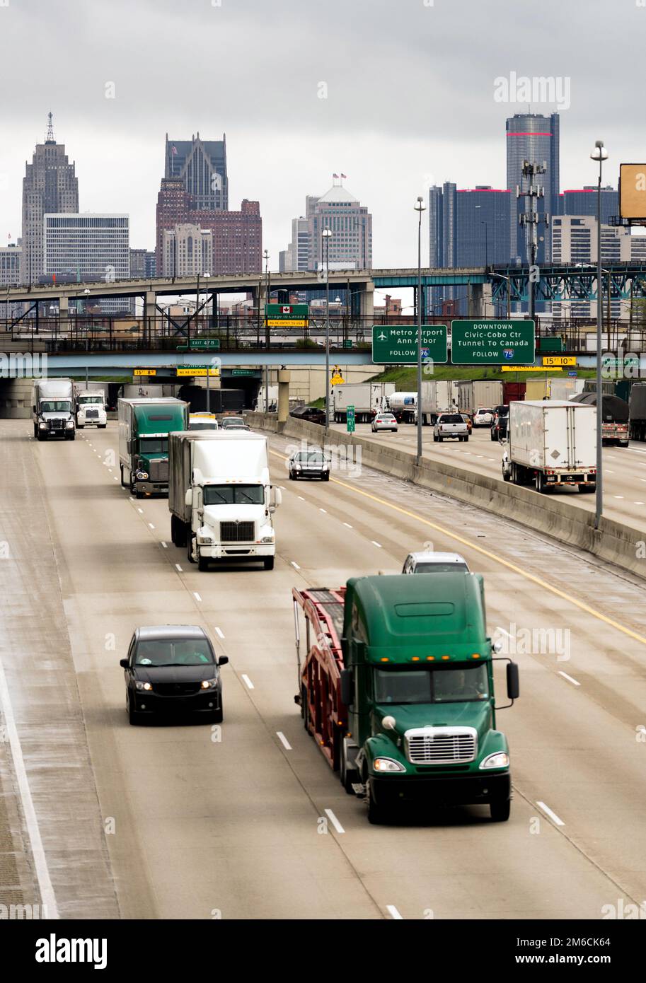 Il traffico dell'Interstate Highway scorre nell'area metropolitana di Arouund Detroit Michigan Foto Stock