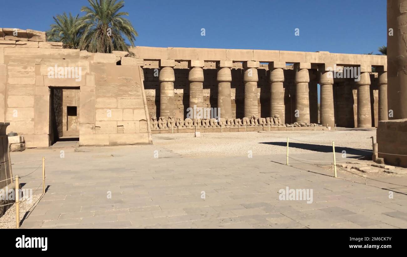 Gli edifici e le colonne di antichi Egiziani megaliti. Le antiche rovine di edifici egiziano. Foto Stock