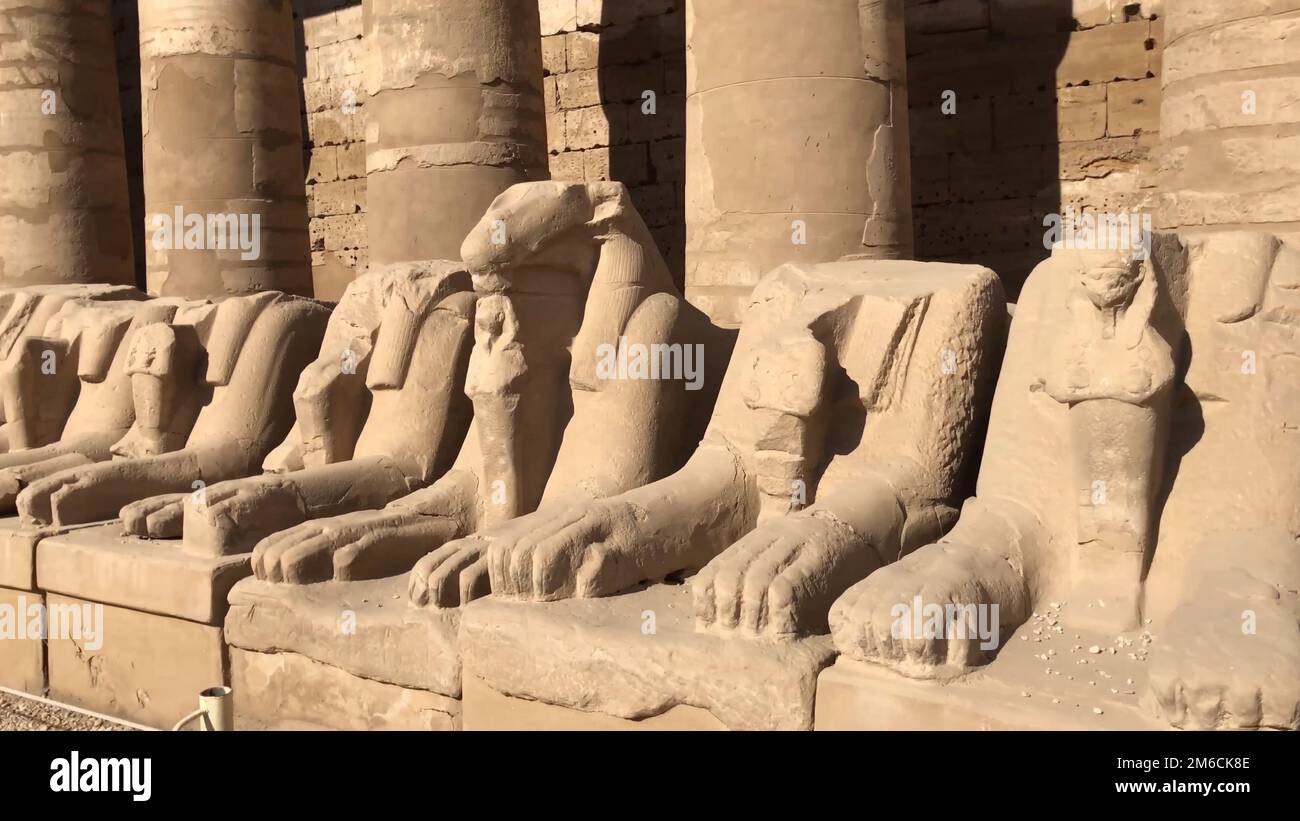 Gli edifici e le colonne di antichi Egiziani megaliti. Le antiche rovine di edifici egiziano. Foto Stock