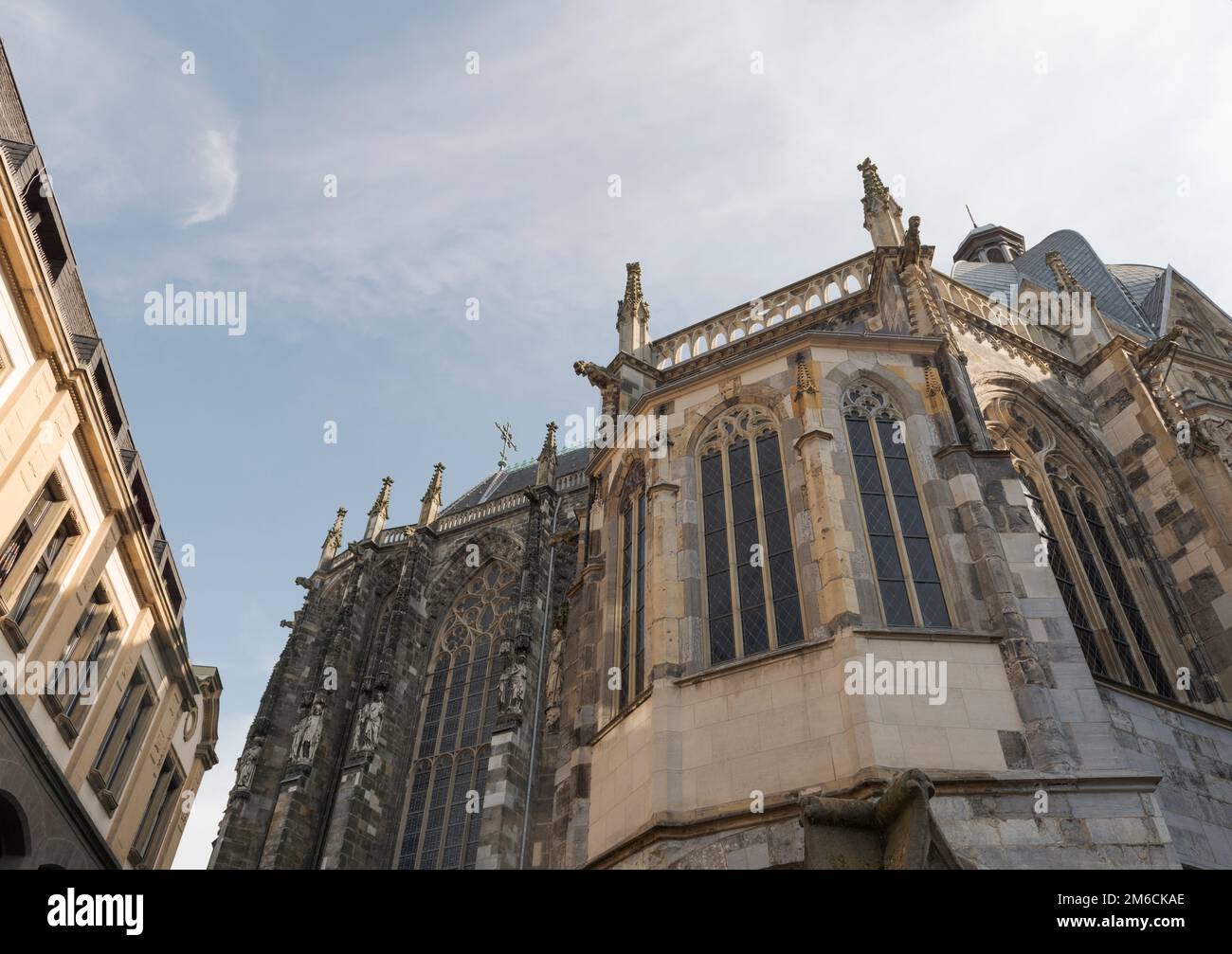 Aquisgrana. Colonia - Germania 24-08-2021. Frammento della torre della cattedrale su uno sfondo di cielo blu. Foto Stock