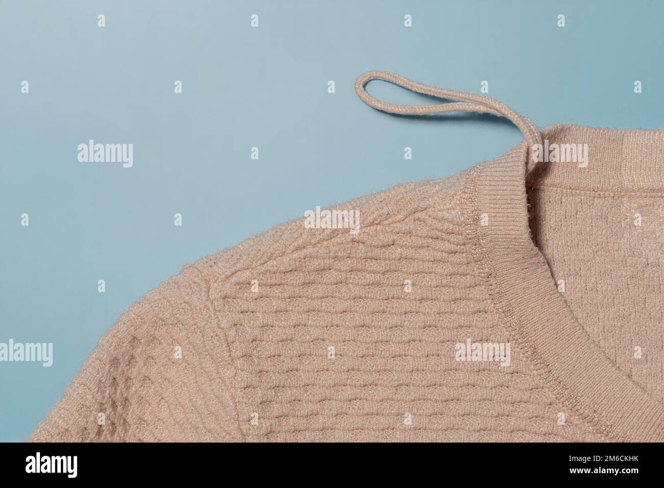 Frammento del colletto di un maglione lavorato a maglia con una guarnitura aggiuntiva Foto Stock