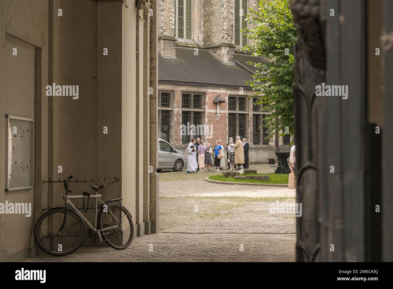 Gand, Regione fiamminga-Belgio. 22-08-2021. Matrimonio cattolico nel cortile della vecchia chiesa Foto Stock