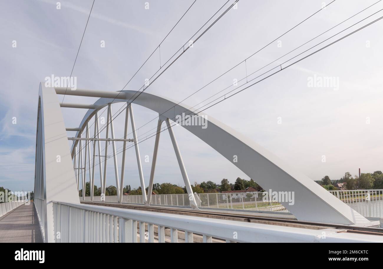 Hasselt. Limburgo - Belgio 18.09.2021. Nuovo ponte ferroviario sul fiume in prospettiva. Primo piano Foto Stock