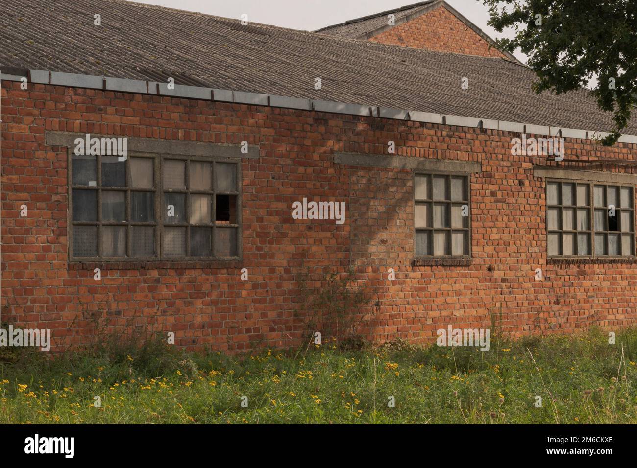 Vecchio edificio abbandonato alla periferia della città Foto Stock