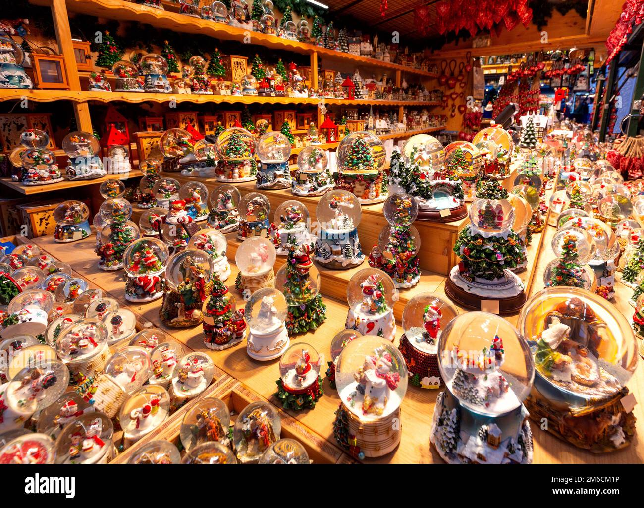 Tantissimi giocattoli e regali natalizi al banco del mercato a Natale a  Salisburgo Foto stock - Alamy